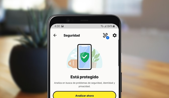 Un teléfono móvil muestra la aplicación Norton Mobile Security